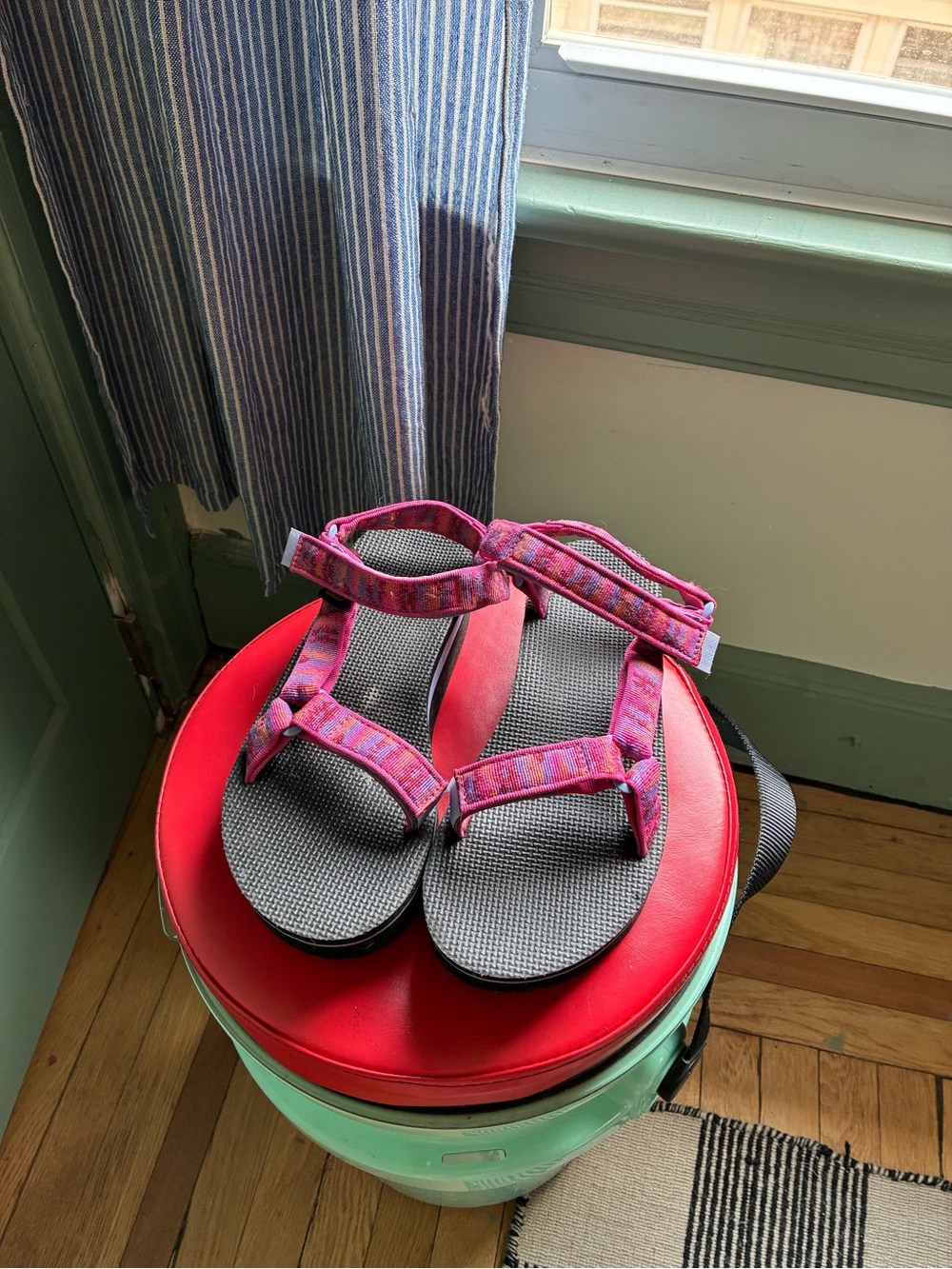 Flatform Universal pink Teva size 9